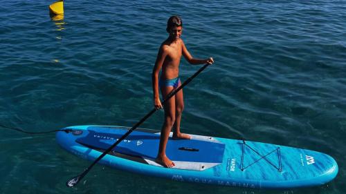 Attività SUP tra le baie cilentane durante il tour da Agropoli, ideale per addii al celibato, gruppi e idee regalo
