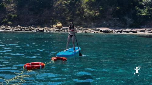Esperienza in SUP lungo la costa del Cilento tra scogliere, grotte e acque turchesi, ideale per coppie e gruppie