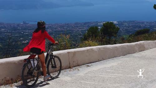 Vesuvius e-bike adventure, historical routes from Trecase with breathtaking views, ideal for groups and bachelor/bachelorette parties in Campania