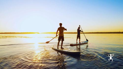 Attività SUP serale nella baia del Lido Azzurro, tra acque tranquille e colorate, perfetta per team building e addii al nubilato