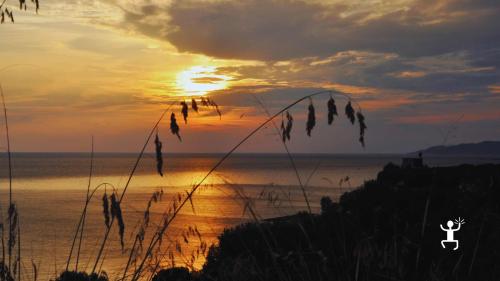 Navigazione serale da Agropoli con soste bagno, snorkeling, SUP e cena a bordo, perfetta per gruppi e addii al nubilato