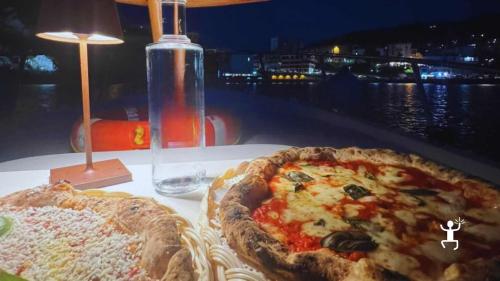 Tour serale con cena a bordo nel Cilento, con scelta tra menù di pesce fresco o pizza napoletana, ideale per coppie e gruppi