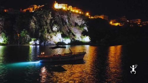 Il castello angioino-aragonese di Agropoli al calar del sole, visto dal mare durante il tour serale, ideale per coppie e gruppi