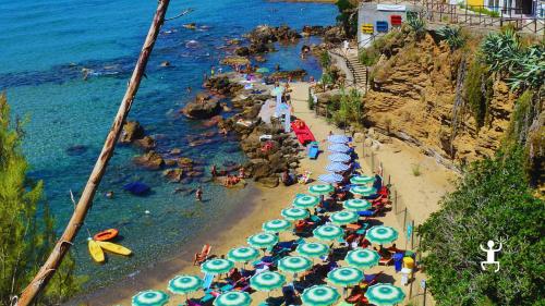 Navigazione serale lungo il Lungomare San Marco con giochi di luce sul mare, ideale per coppie e idee regalo