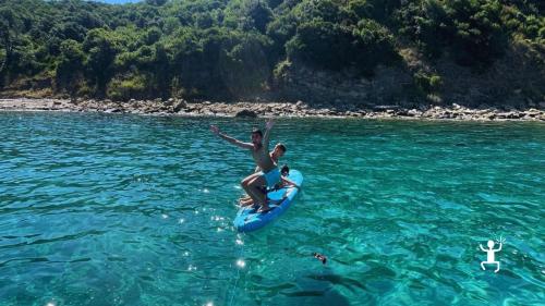 Esperienza in barca lungo la costa cilentana con soste alla grotta dell’Elefante e alla Baia del Saùco, ideale per gruppi in Campania