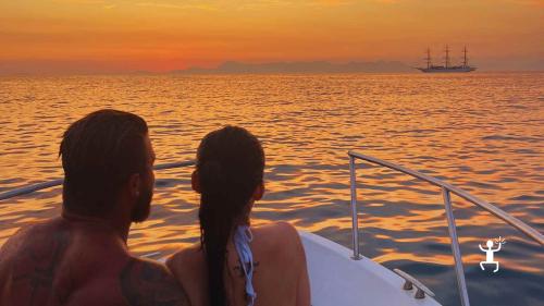 Sosta bagno nella baia del Saùco al tramonto, con possibilità di snorkeling e SUP, perfetta per coppie in Campania