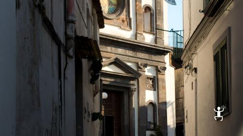 Scopri Vietri sul Mare con walking tour guidato e visita a laboratorio di ceramica, ideale per coppie, famiglie e gruppi
