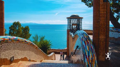 Vista panoramica della Costiera a Vietri sul Mare, esperienza di relax ideale per famiglie con bambini, coppie e gruppi di amici 