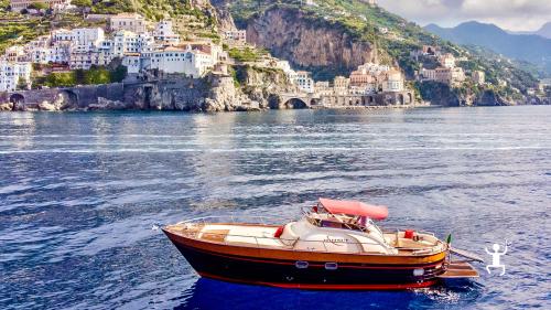 Escursione privata in gozzo di lusso tra Capri, Faraglioni e isole Li Galli, ideale per coppie, amici e team building in Campania