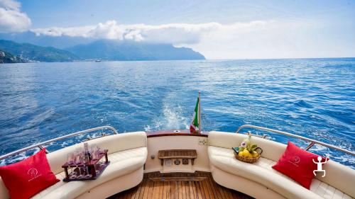 Esperienza a bordo di un elegante Apreamare Don Giovanni 41 con visita a Capri e Faraglioni per coppie e famiglie