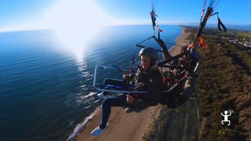 Decollo e volo in parapendio motore sul mare di Paestum, ideale per coppie e gruppi in Campania
