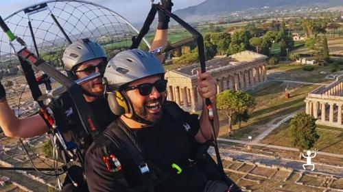 Parapendio tandem con istruttore a Paestum, ideale per coppie e amici in cerca di adrenalina