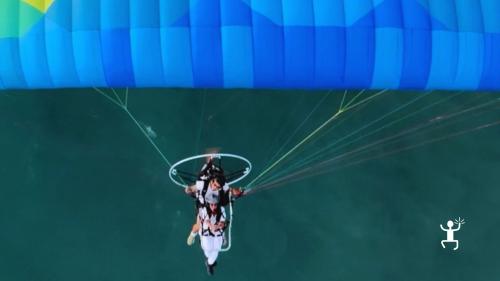 Volo al tramonto in parapendio motore, esperienza romantica perfetta per anniversari o regalo speciale