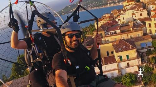 Esperienza in parapendio a motore sui templi di Paestum, ideale per coppie o team building in Campania