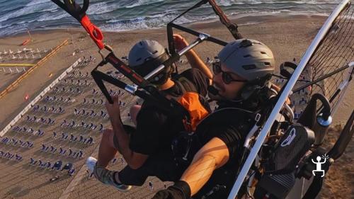 Volo in parapendio sul mare di Paestum, perfetto per gruppi e addii al celibato o nubilato