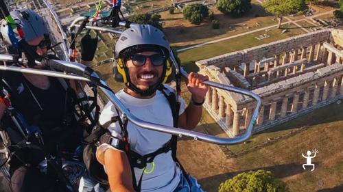 Sorvolo del mare cilentano in parapendio, ideale per attività di gruppo e idee regalo in Campania