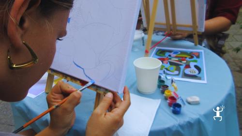 Workshop di pittura su tela a Napoli ideale per gruppi e team building tra creatività, arte e tradizione napoletana