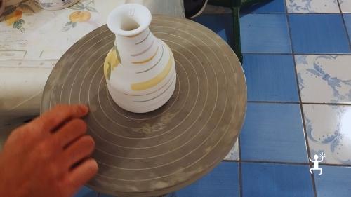Laboratorio creativo di ceramica a Vietri sul Mare, esperienza pratica di modellazione dell’argilla con tornio e maestro ceramista