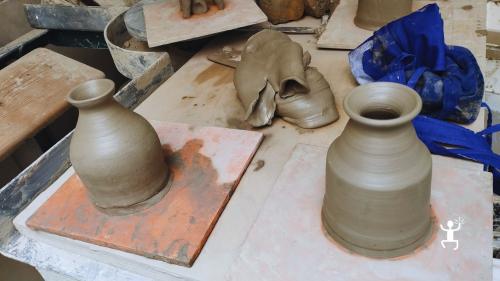 Laboratorio di ceramica con tornio a Vietri sul Mare in Campania, esperienza artigianale di ceramica tradizionale