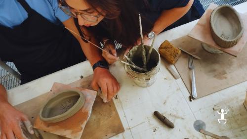 Workshop artigianale di ceramica a Vietri sul Mare in Costiera Amalfitana, attività manuale ispirata alla tradizione locale