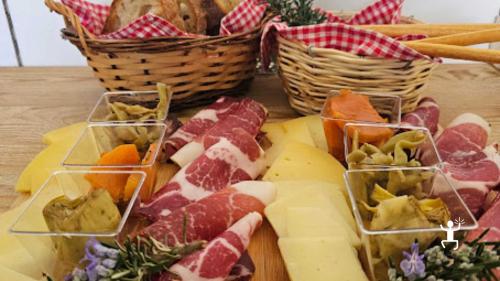 Un delizioso tagliere di salumi e formaggi campani, ideale per una degustazione di vini romantica nella tenuta di Benevento, perfetto per coppie in cerca di un'esperienza autentica.