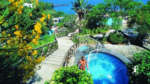 Une journée de bien-être et de relaxation pure aux Thermes de Nitrodi à Ischia, en Campanie, idéale pour les groupes d'amis et pour célébrer un enterrement de vie de garçon en Campanie