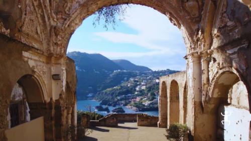 Historische und panoramische Tour, ideal für Gruppen, Teambuilding und Paare, die die natürlichen Schönheiten von Ischia zwischen dem Aragonischen Schloss und dem Celsa-Dorf in Kampanien entdecken möchten