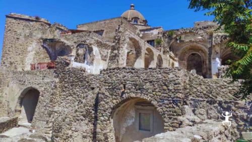 Geführte Tour zum Aragonischen Schloss in Ischia, ideal für Junggesellenabschiede und Junggesellinnenabschiede sowie als besonderes Geschenk für Freunde und Familie, in Kampanien