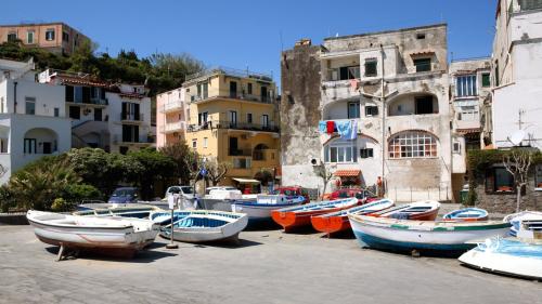 Tauchen Sie ein in die jahrtausendealte Geschichte von Ischia und erkunden Sie antike Mauern und historische Ausblicke. Perfekt für Paare, Freundesgruppen und Team Building, die die Wurzeln der Insel in Kampanien entdecken möchten
