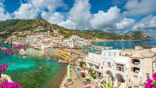 Ausflug nach Ischia, mit atemberaubendem Meerblick und Handwerksläden. Eine perfekte Geschenkidee für Junggesellenabschiede, Junggesellinnenabschiede oder Gruppen von Freunden in Kampanien