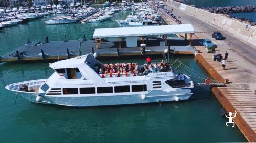 Tagesausflug mit dem Motorschiff zwischen Ischia und Procida mit Inselbesichtigung, ideal für Paare, Familien und Gruppen in Kampanien