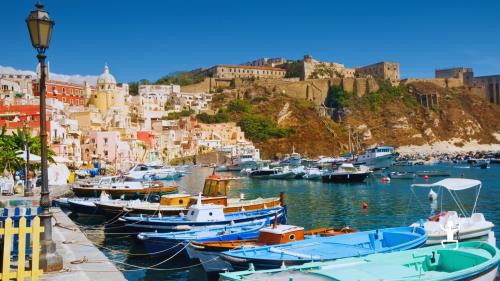Barche ancorate al porto di Procida,  per un'esperienza in barca unica tra mare cristallino e panorami unici. Ideale per esperienza romantica, gruppi, team building, addii al celibato e nubilato in Campania