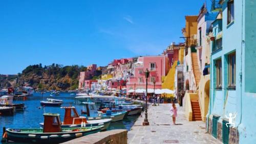 Esplora i vicoli colorati e storici di Procida, una passeggiata tra cultura e tradizioni locali. Ideale per coppie, gruppi, team building, addii al celibato e nubilato in Campania