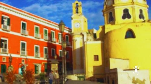 Scorcio del centro storico di Procida, con vicoli pittoreschi e case colorate. Un'esperienza perfetta per coppie, addii al celibato e nubilato e idee regalo in Campania