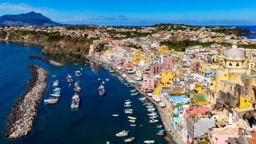 Bootstour nach Procida ab Ischia, erkunde die Insel zwischen atemberaubenden Ausblicken und versteckten Buchten. Ideal für Gruppen, Team-Building und Geschenkideen in Kampanien