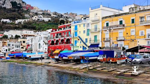 Découvrez la beauté de Capri lors d'une visite guidée, entre vues imprenables et histoire fascinante, idéale pour les groupes d'amis et les enterrements de vie de célibataire en Campanie