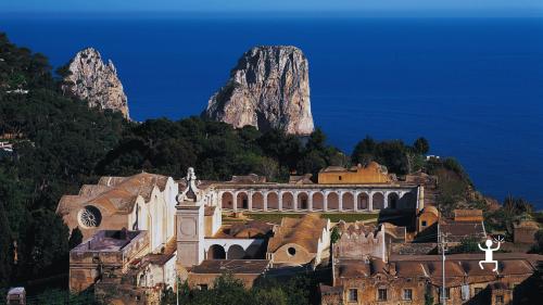 Découvrez la Villa San Michele à Anacapri, une résidence historique avec une vue incroyable sur Capri. Expérience idéale pour les couples, les groupes d'amis, les activités de team building et les enterrements de vie de célibataire en Campanie