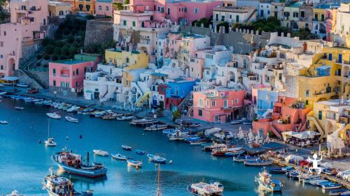 Escursione in barca verso Procida con vista spettacolare, un tour perfetto per coppie, gruppi, addii al celibato/nubilato e come idea regalo in Campania
