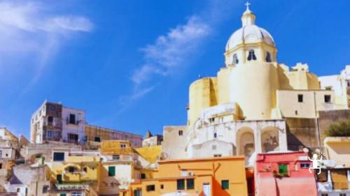 Tour rilassante a Procida con visita al centro storico dell'isola, dove potrai godere di angoli di tranquillità, un'escursione perfetta per coppie e come idea regalo in Campania