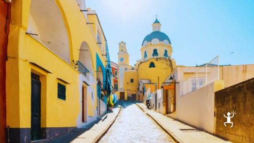 Visita all'Abbazia di San Michele Arcangelo, un'esperienza romantica a Procida, ideale per coppie e come idea regalo in Campania