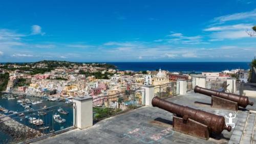 Escursione a Procida con vista panoramica dal belvedere di Pizzaco, a pochi passi dal centro storico dell'isola, perfetto per coppie, gruppi, team building e addii al celibato/nubilato in Campania