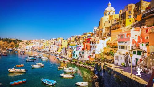Aliscafo che parte dal porto di Ischia verso Procida, un’escursione in autonomia per scoprire l’isola con partenza veloce, ideale per coppie, gruppi e chi cerca una giornata di relax in Campania