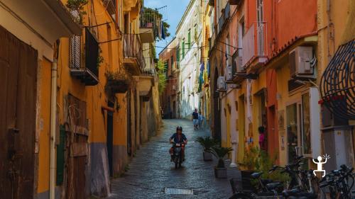 Passeggiata libera tra i vicoli pittoreschi di Procida, una giornata da vivere al proprio ritmo, perfetta per coppie, gruppi e team building alla scoperta della cultura locale in Campania