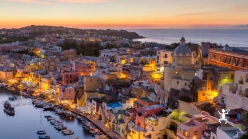 Rilassati al sole su una delle splendide spiagge di Procida, un’esperienza di autonomia e libertà per chi cerca una pausa rilassante sull’isola, ideale per famiglie e coppie in Campania