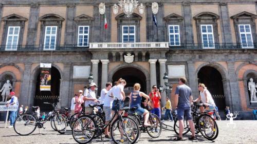 Visita Piazza Municipio e il Maschio Angioino in bicicletta, scoprendo la storia di Napoli in modo autentico. Un'idea regalo perfetta per chi ama la storia, in Campania