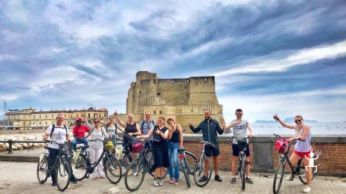 Visita il Castel Ovo, simbolo della città, mentre esplori Napoli in bicicletta, esperienza perfetta per un team building o un'uscita in gruppo in Campania