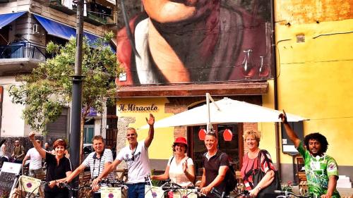 Visita il Duomo di San Gennaro durante il tuo tour in bicicletta, esperienza unica, perfetta anche come idea regalo, in Campania