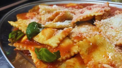 Lezione privata di pasta fresca nel centro storico di Napoli in Campania, ideale per coppie e idee regalo originali