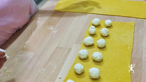 Esperienza di gruppo a Napoli: impara a fare fettuccine e ravioli con i tuoi colleghi in Campania
