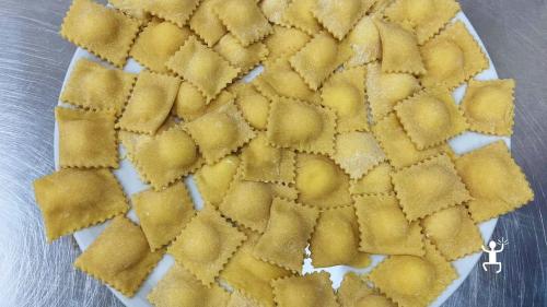 Cooking class di pasta fresca a Napoli per imparare a preparare ravioli ripieni con tecniche tradizionali napoletane, esperienza autentica per team building o idea regalo in Campania